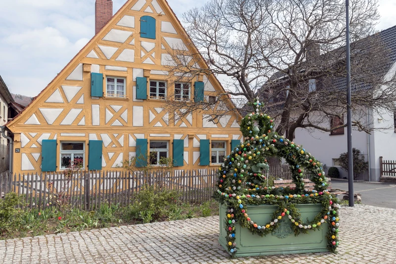 Osterbrunnen in in Mittelehrenbach